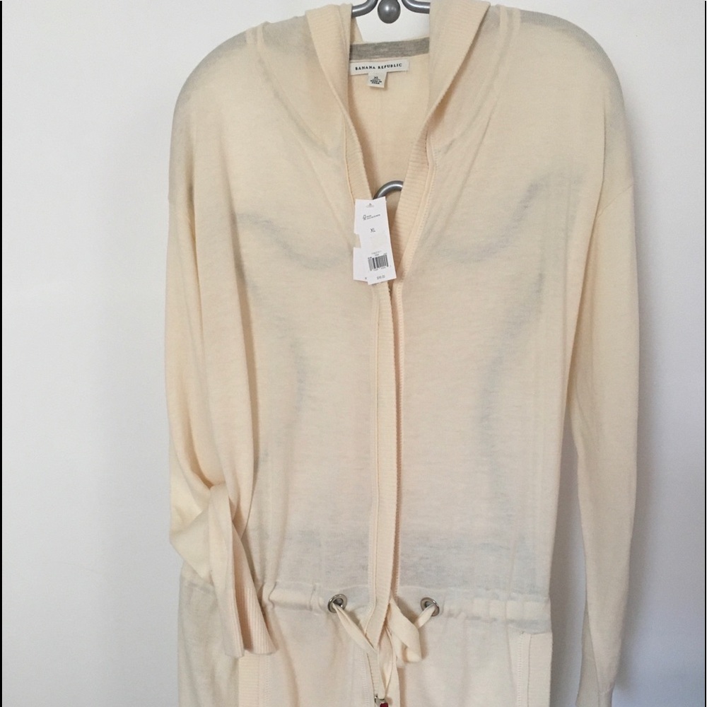BR elegant, lightweight cardigan.